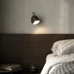 Angle vegglampe med USB - Svart