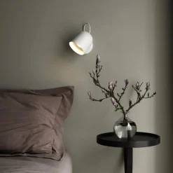 Angle vegglampe med USB - Hvit