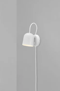 Angle vegglampe med USB - Hvit