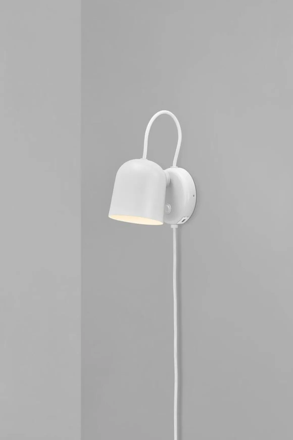 Angle vegglampe med USB - Hvit