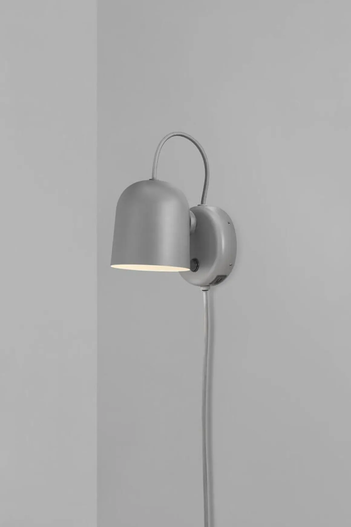 Angle vegglampe med USB - Grå