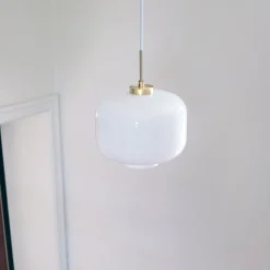 Arp takpendel 30 cm - Messing/Opal glass