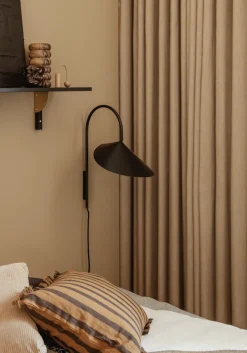 Arum vegglampe swing - svart