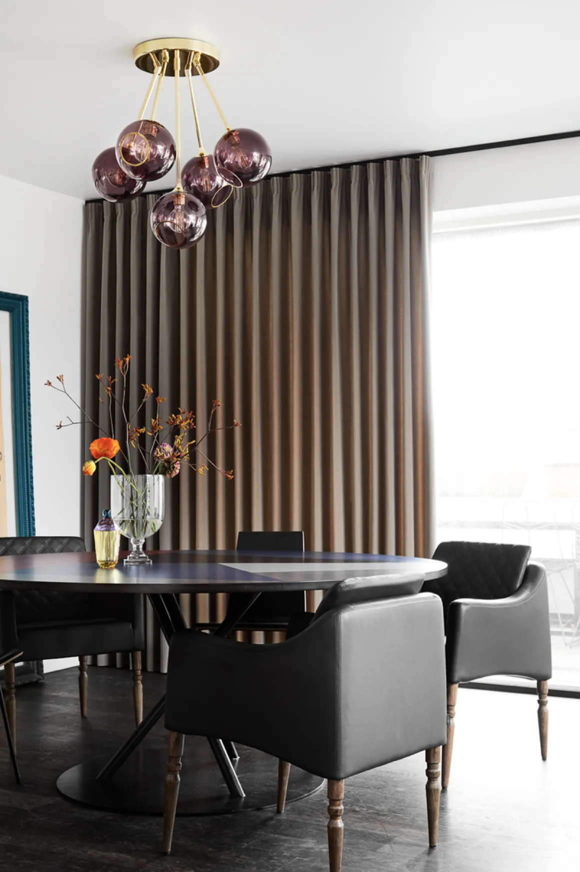 Ballroom Molecule taklampe - svart base/sotet glass