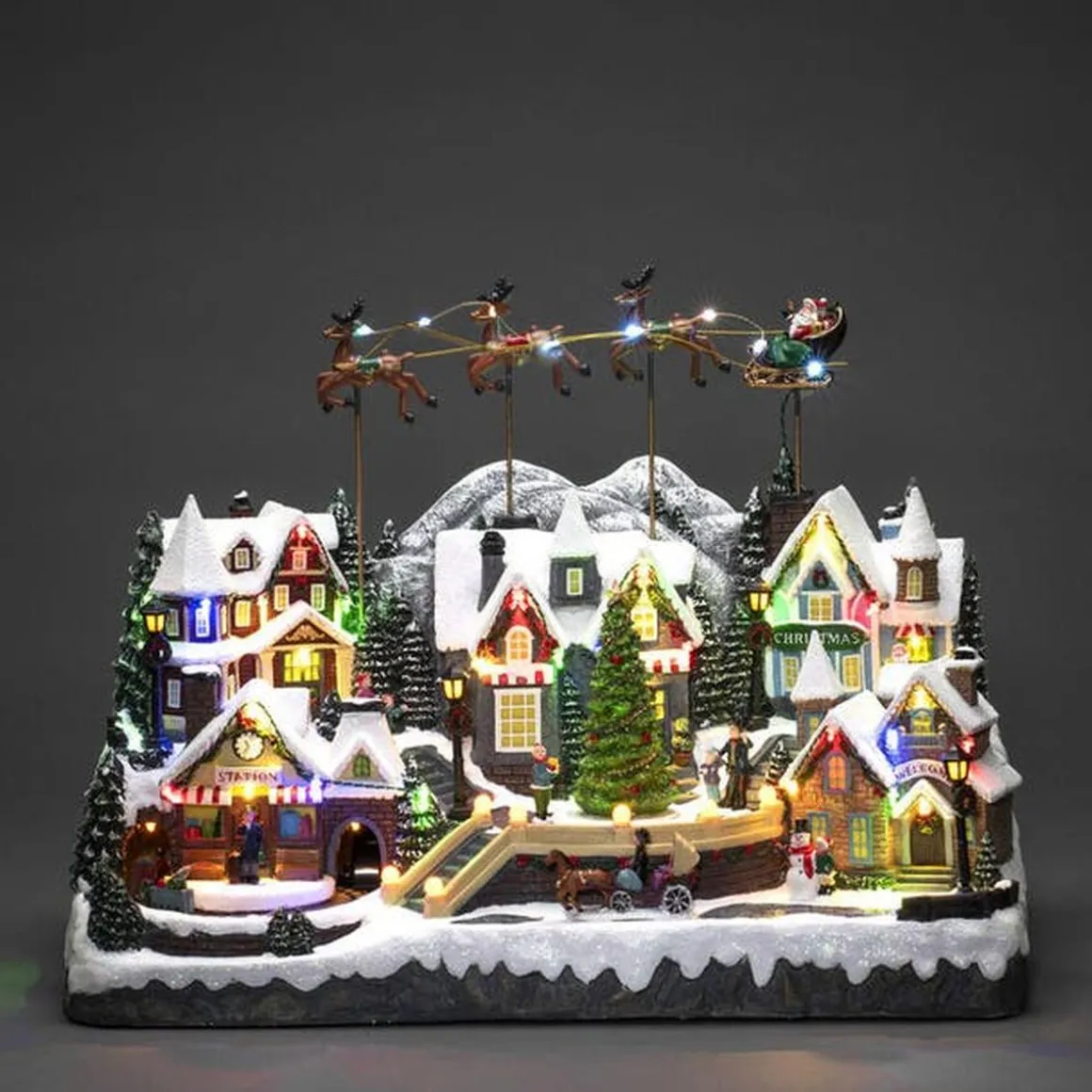 By med flyvende rensdyr, nisse og musikk LED