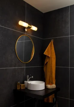 Cosenza dobbel baderomslampe med stikkontakt