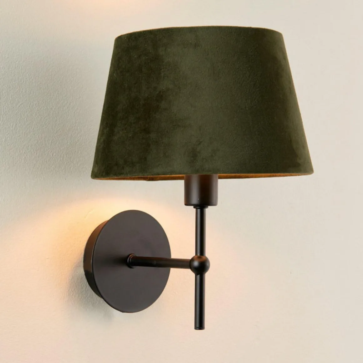 Emir vegglampe m/skjerm - Svart/Oliven