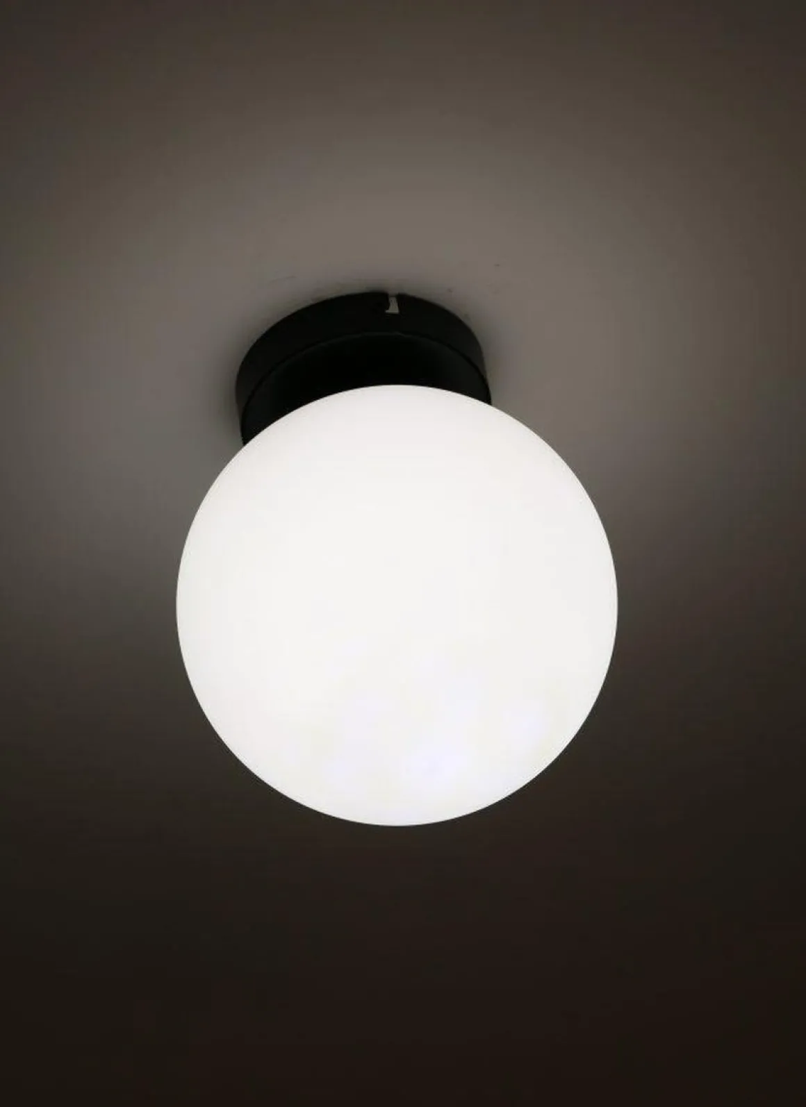 Emrik taklampe - Svart/Opal