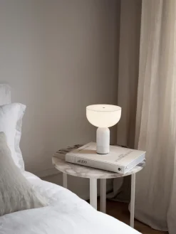 Kizu Portable bordlampe - Hvit marmor
