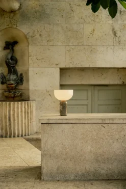 Kizu Portable bordlampe - Grå marmor