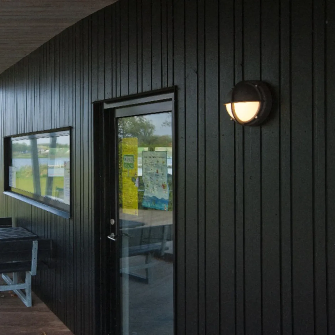 Louis Poulsen Skot utendørs halvskjerm vegglampe