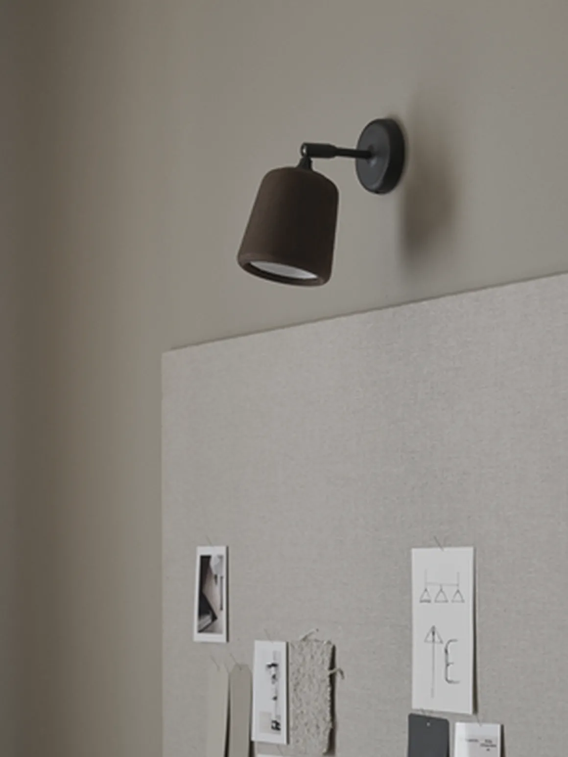 Material Vegglampe - Røkt Eik