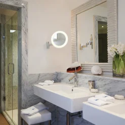 Nimi rundt sminkespeil med lys