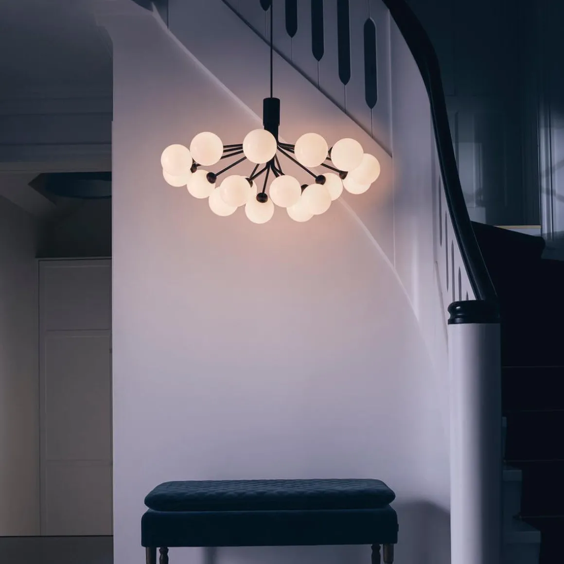 Nuura Apiales 18 satin svart/opal