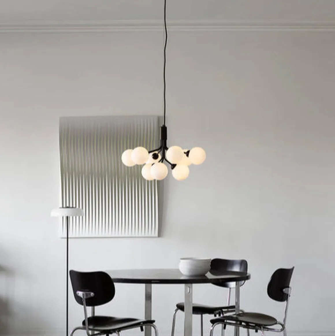 Nuura Apiales 9 satin svart/opal