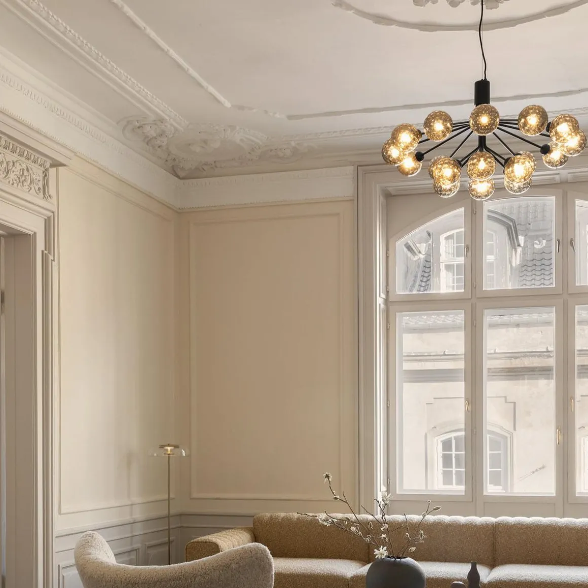 Nuura Apiales 18 satin svart/optic