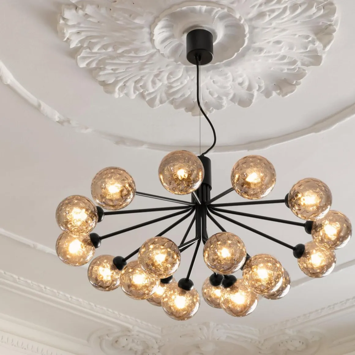 Nuura Apiales 18 satin svart/optic