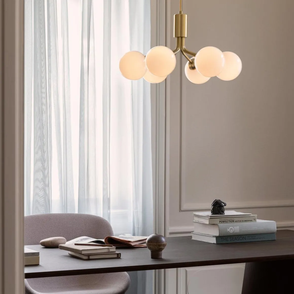 Nuura Apiales 6 taklampe - messing / opal