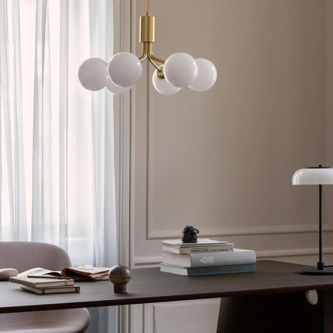 Nuura Apiales 6 taklampe - messing / opal