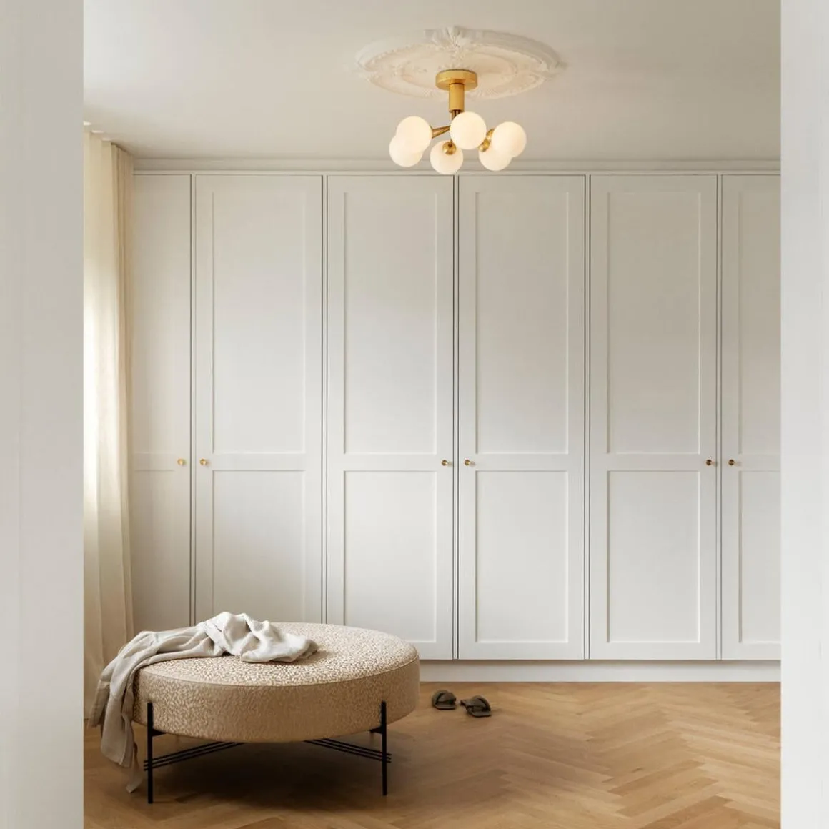 Nuura Apiales 6 taklampe børstet messing / opal glass