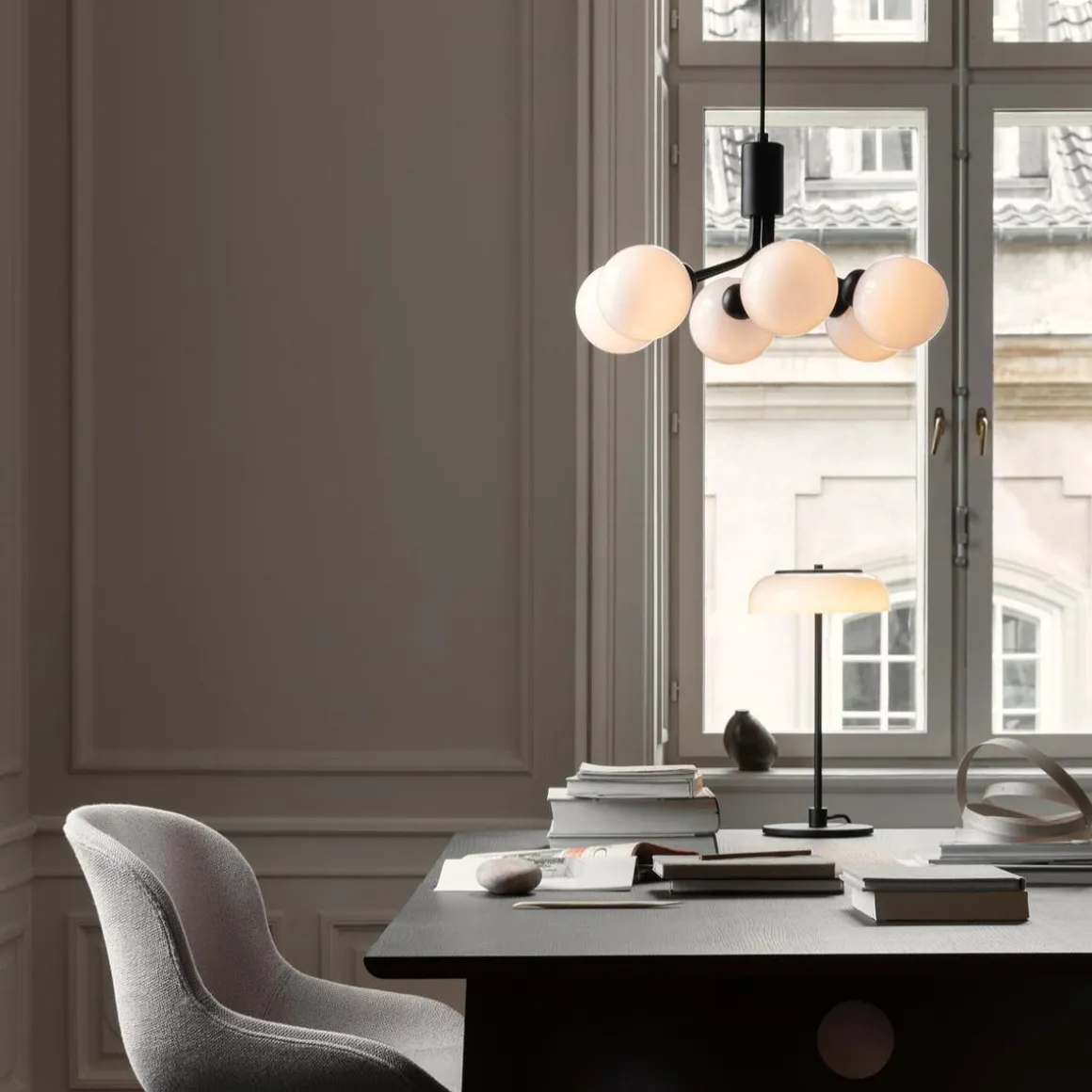 Nuura Apiales 6 taklampe satin svart / opal