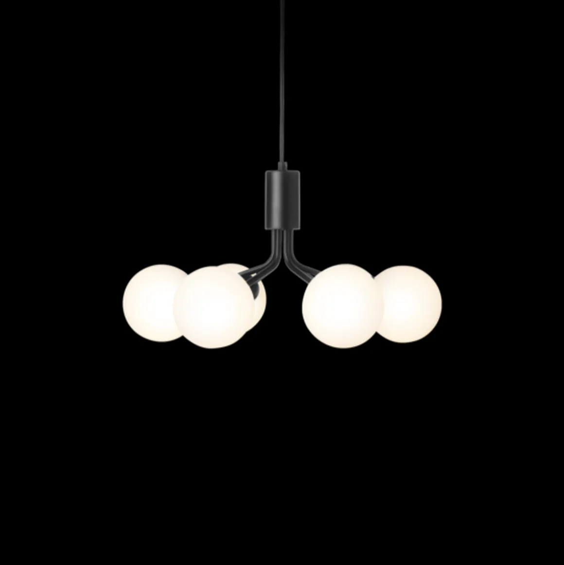 Nuura Apiales 6 taklampe satin svart / opal