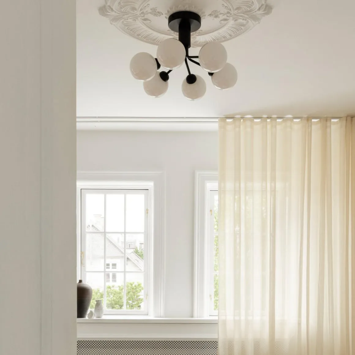 Nuura Apiales 6 taklampe satengsort / opal glass