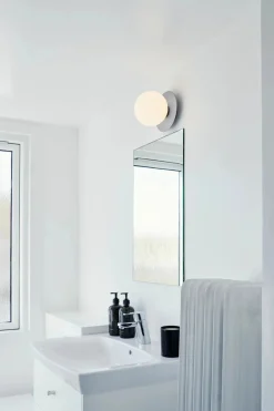 Nuura Liila 1 vegglampe/taklampe - medium - light silver / opal