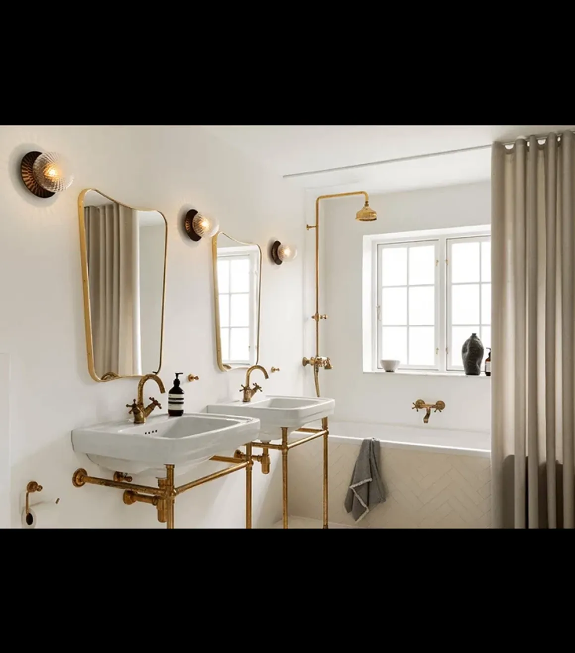 Nuura Liila 1 vegglampe/taklampe - medium - svart / optic