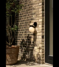 Nuura Liila utendørslampe - svart/opal