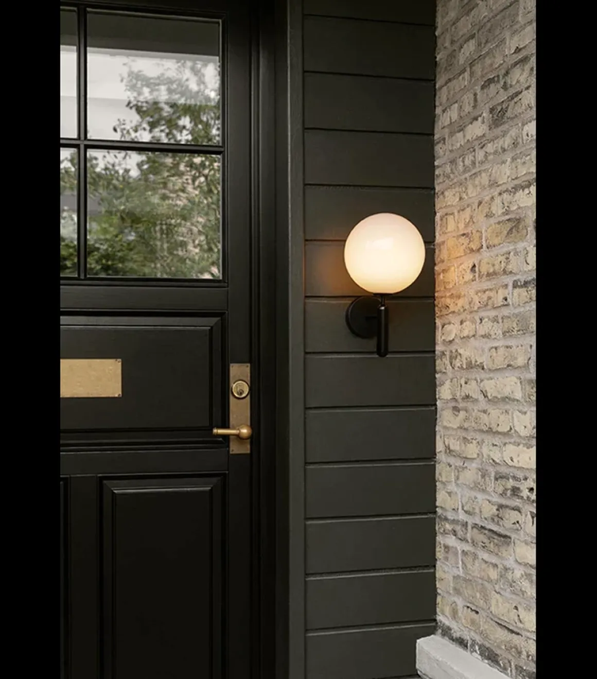 Nuura Miira utendørslampe - svart / opal