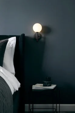 Nuura Miira vegglampe svart / opal