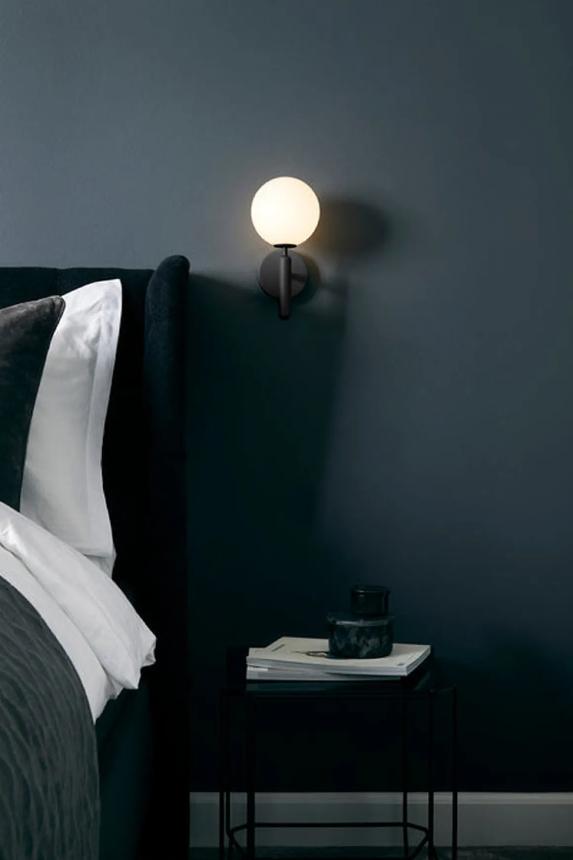 Nuura Miira vegglampe svart / opal