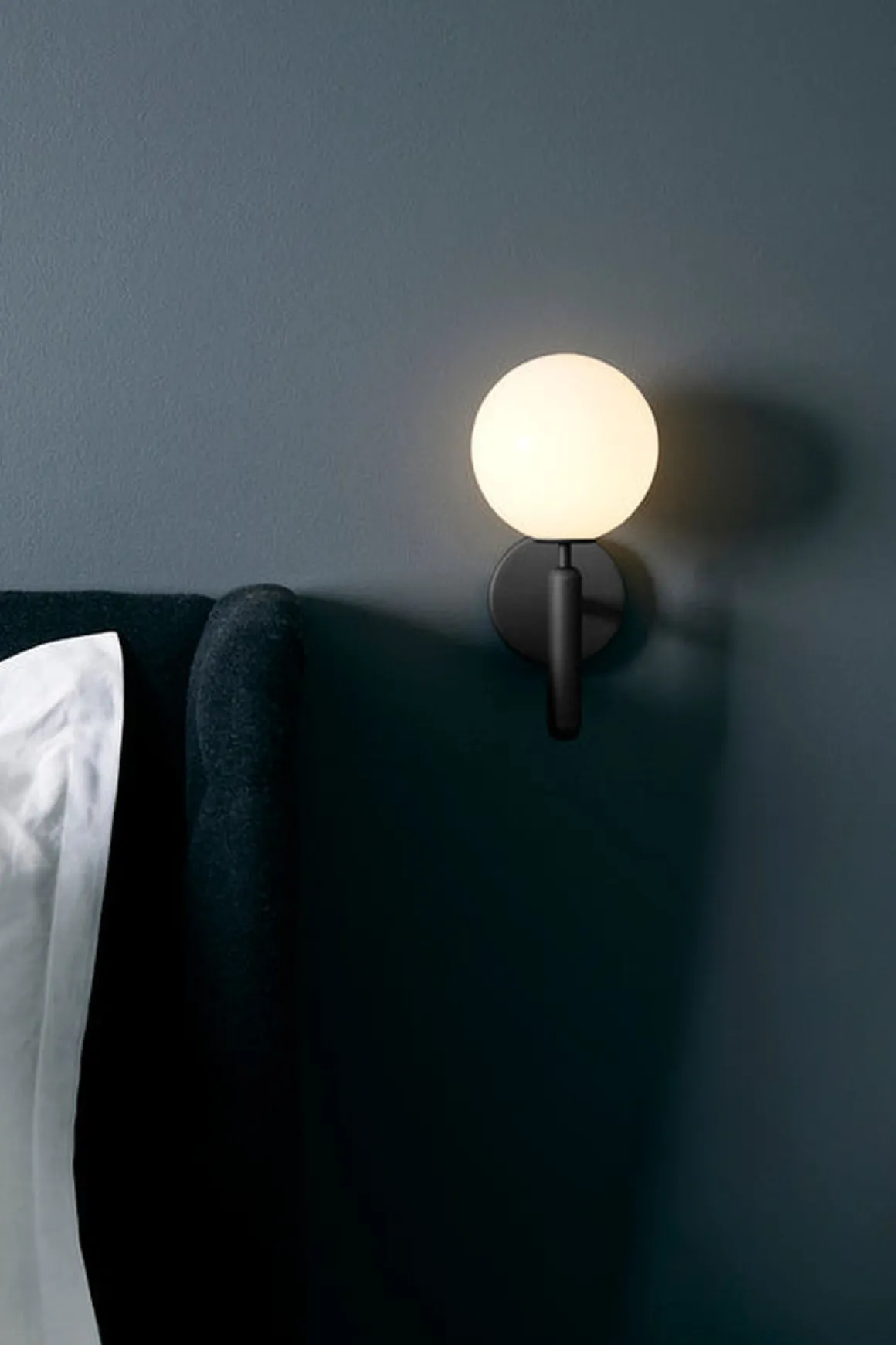 Nuura Miira vegglampe svart / opal