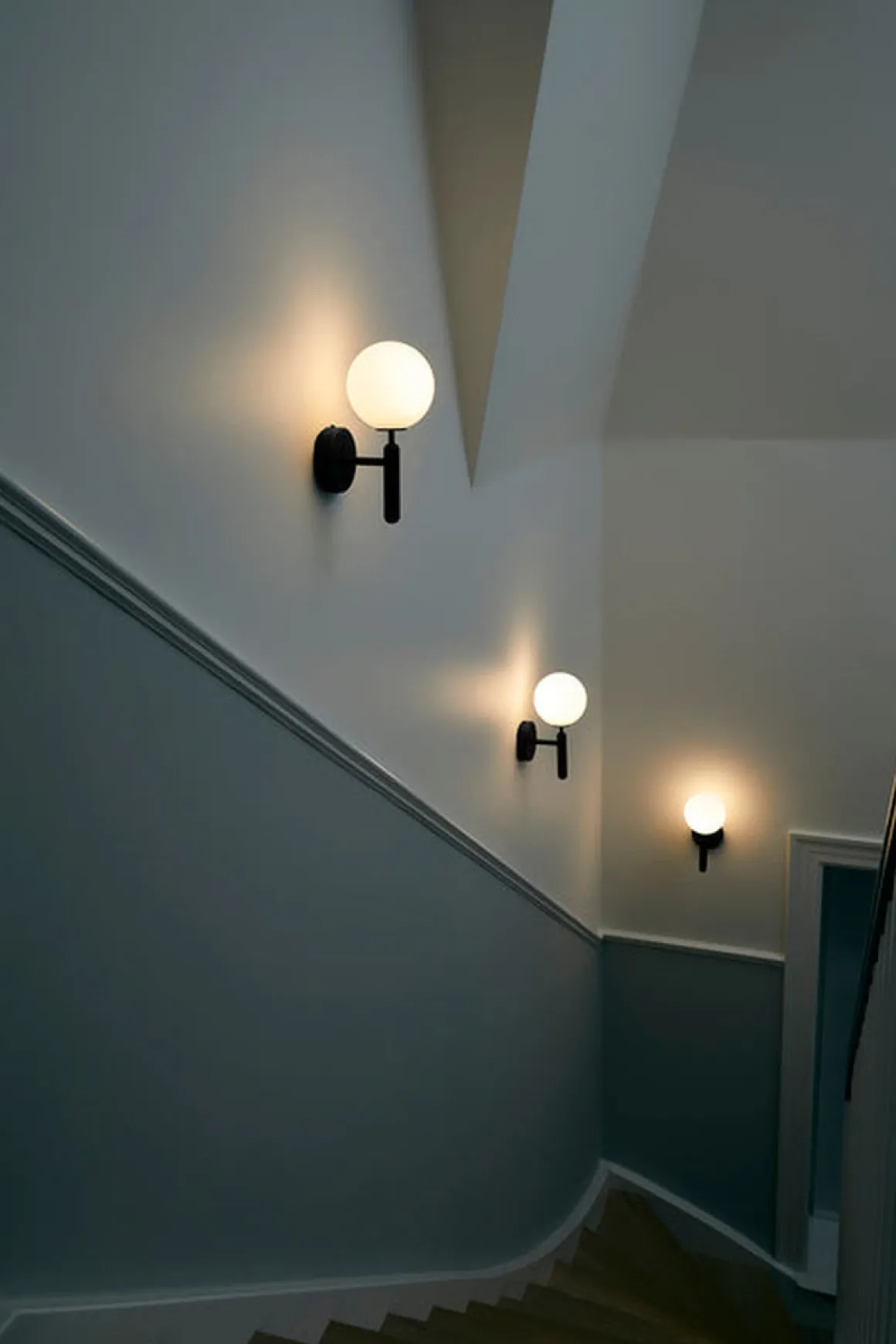 Nuura Miira vegglampe svart / opal