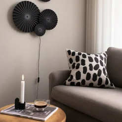 Omega vegglampe - Svart