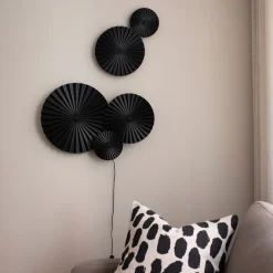 Omega vegglampe - Svart