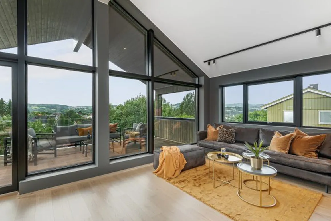 Oz spotskinne 4 spotter 2 meter - Svart/Gull