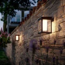 Philips Camill vegglampe 1,4W 3000 Kelvin IP44 solcelledrevet med dag/natt og bevegelse sensor