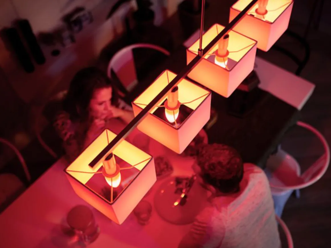 Philips Hue B39 E14 lyspære 4W 2200-6500K pluss farge