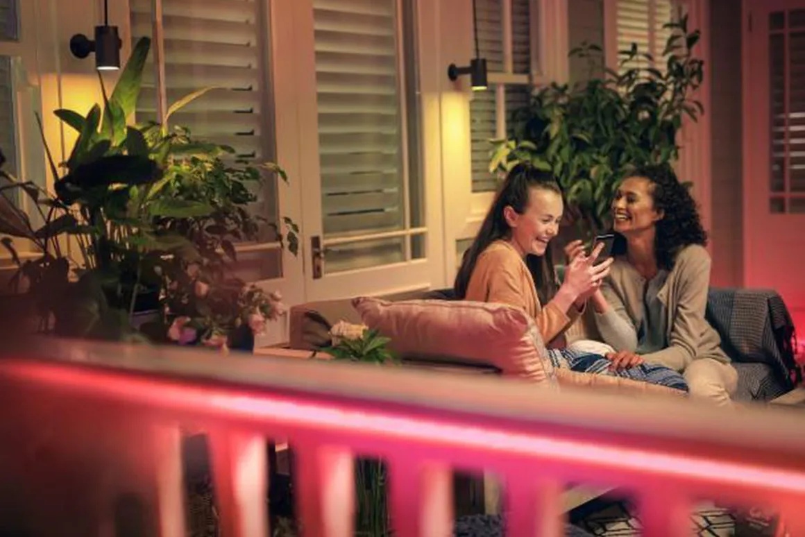 Philips Hue Outdoor Lily Spike 3x8W uplight basekit, antrasitt