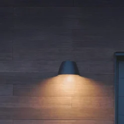 Plejd smart vegglampe utendørs ned lys 2200-4000K IP44 13W med stikkontakt - Dimbar