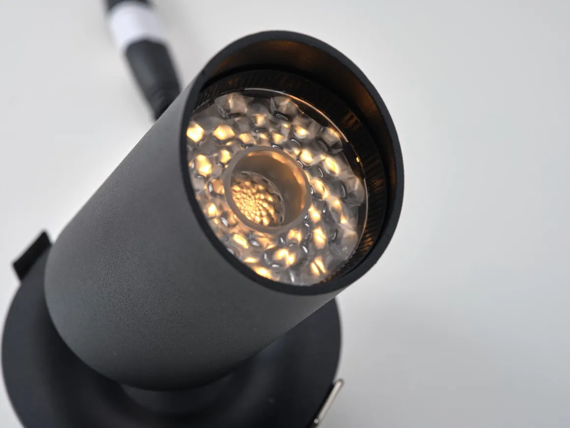 Q-Focus SR95 innfelt takspot 3000K 20 til 43° lysspredning 11W dimbar - Hvit