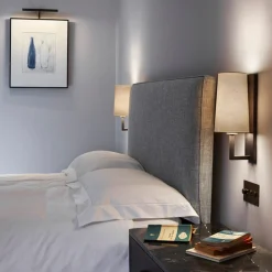 Riva 350 vegglampe IP44 med skjerm