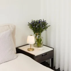 Room 49 bordlampe oppladbar IP54 - Opal/Antikk messing