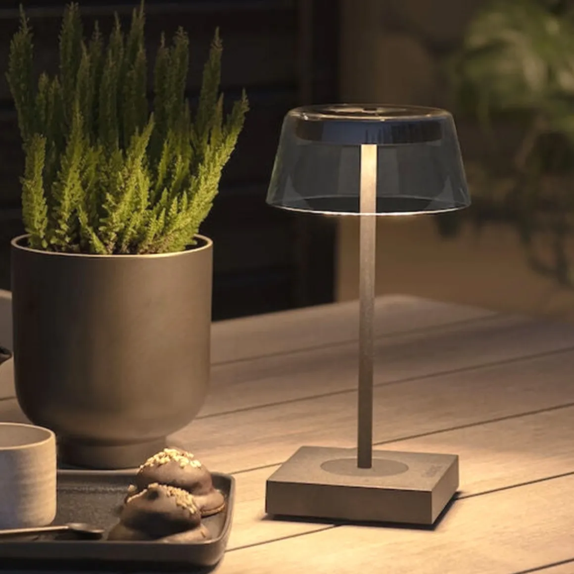 Scilla bordlampe 27 cm IP54 oppladbar USB - Svart