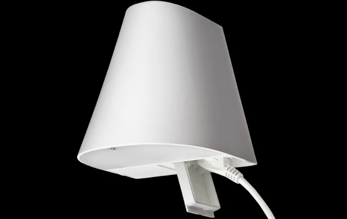 Spike 920 lumen 11W LED + opplys 6W - Skumringssensor og stikkontakt - Hvit