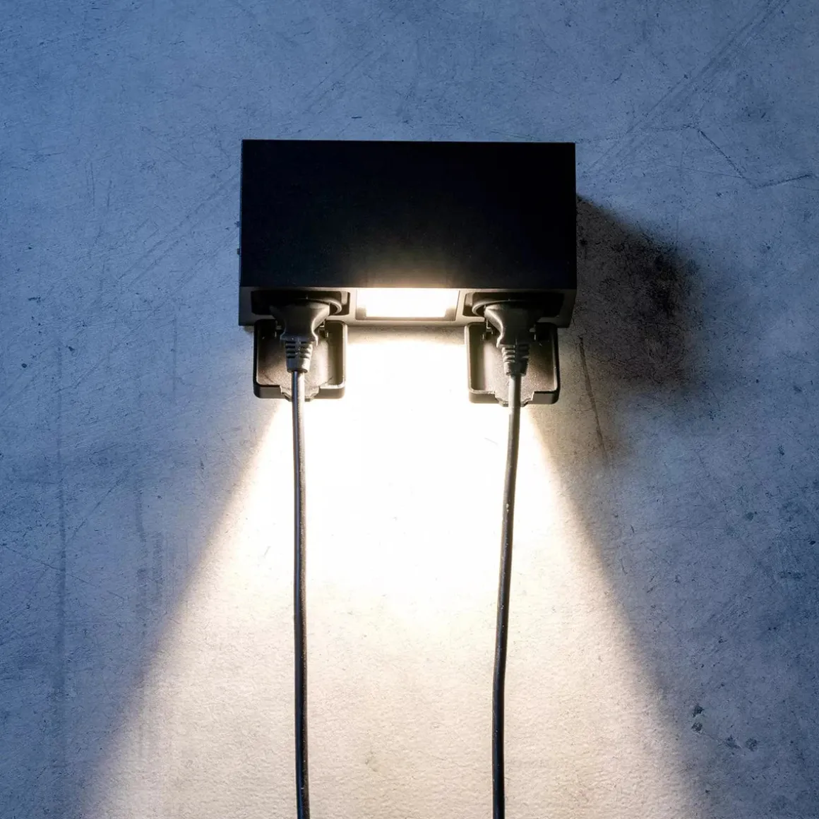 Talos vegglampe utendørs IP54 8W m/dobbel stikkontakt