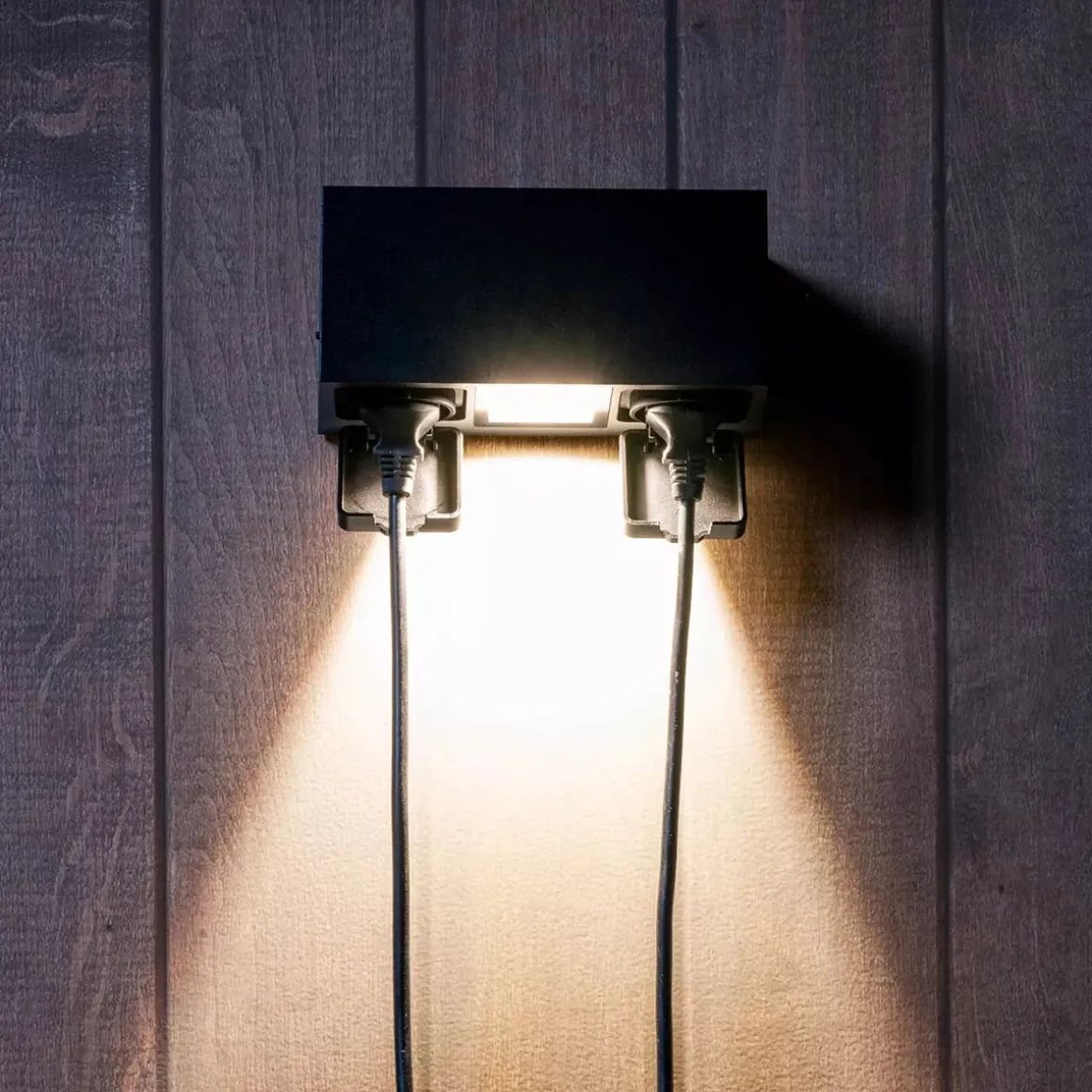 Talos vegglampe utendørs IP54 8W m/dobbel stikkontakt