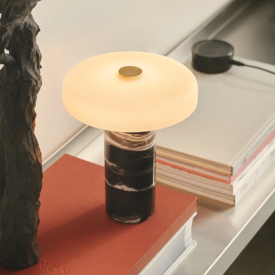 Trip oppladbar bordlampe - Sort marmor/Hvit skjerm